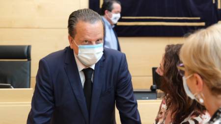 El presidente departe con miembros de la Comisión